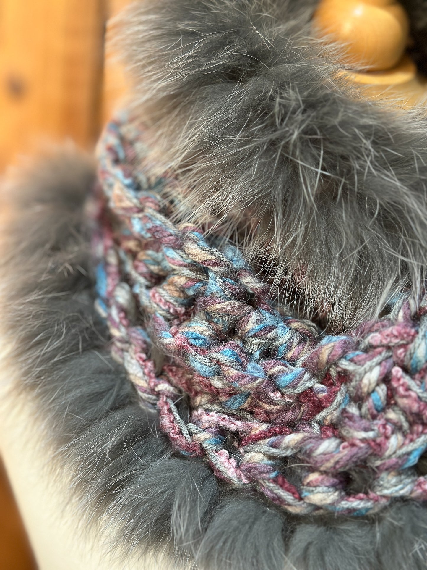 Foulard avec fourrure recyclée, Mauve et bleu