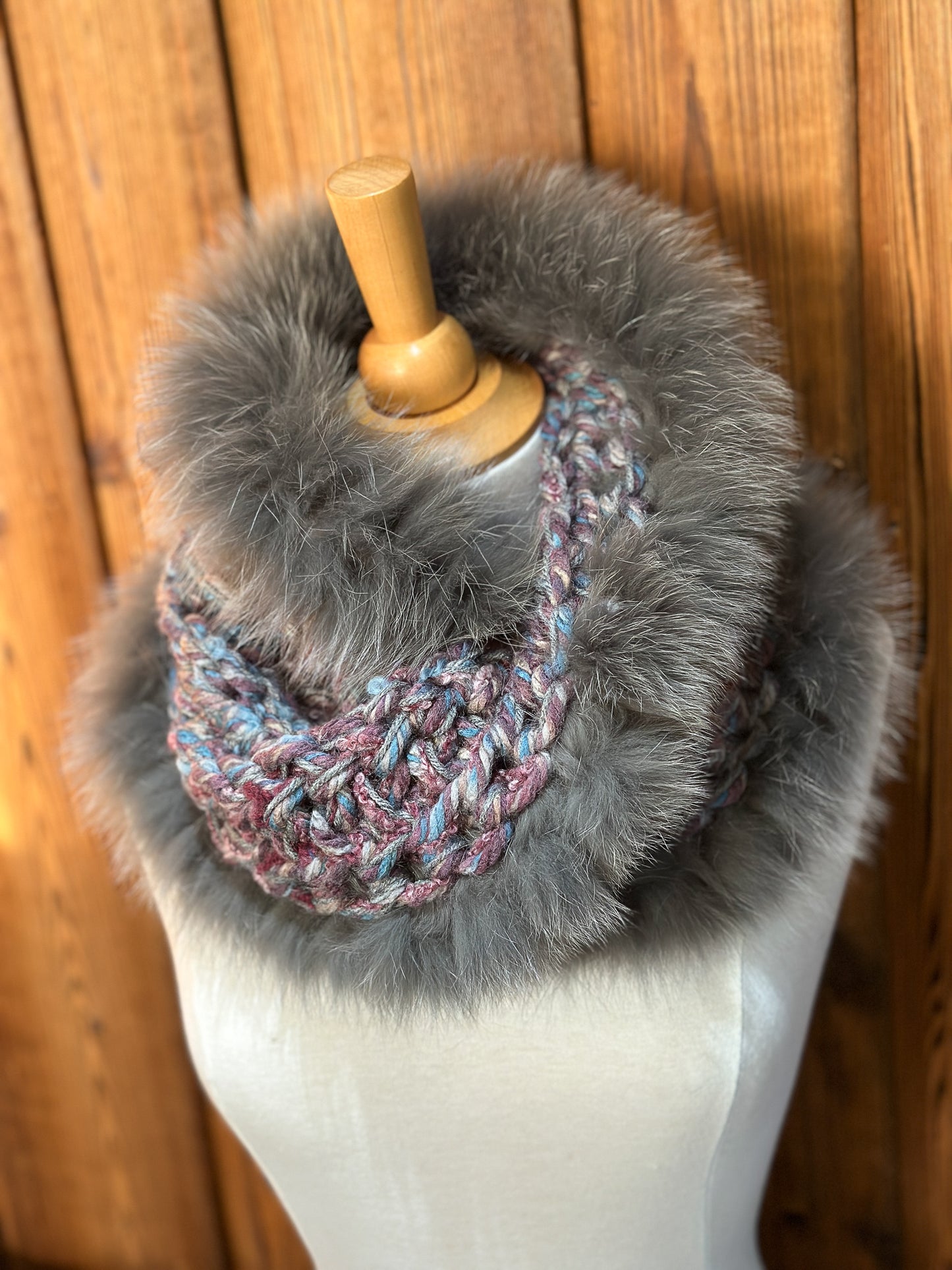 Foulard avec fourrure recyclée, Mauve et bleu