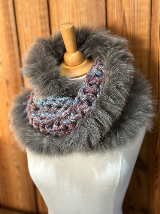 Foulard avec fourrure recyclée, Mauve et bleu