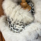 Foulard gris et crème avec fourrure recyclée Renard