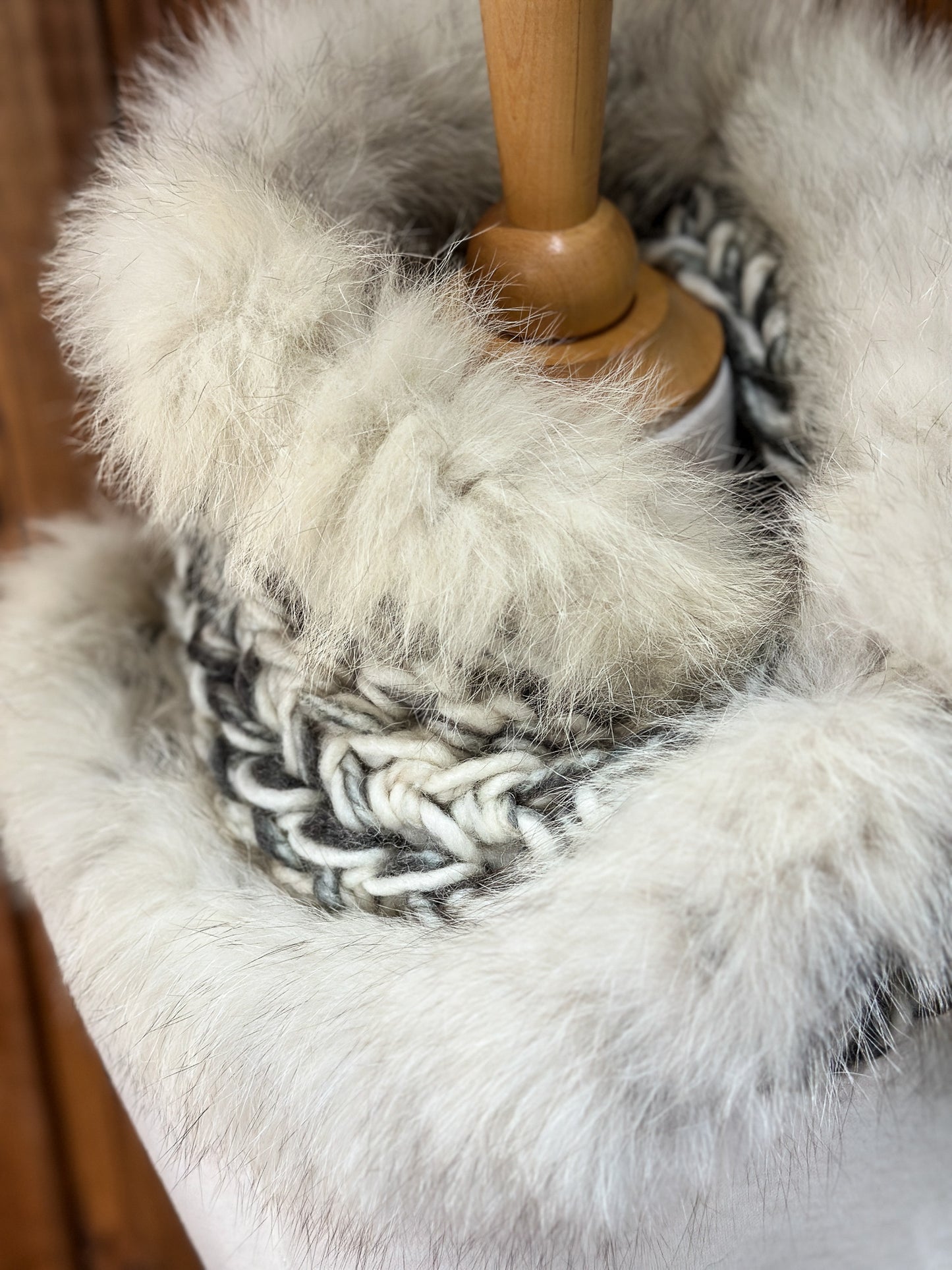 Foulard gris et crème avec fourrure recyclée Renard