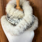 Foulard gris et crème avec fourrure recyclée Renard
