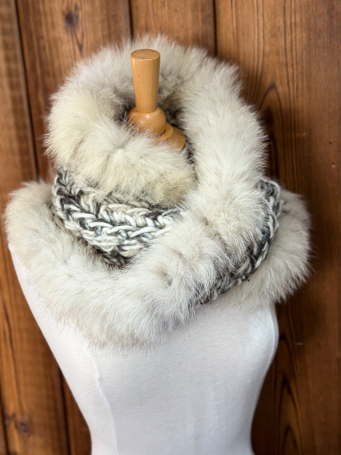 Foulard gris et crème avec fourrure recyclée Renard