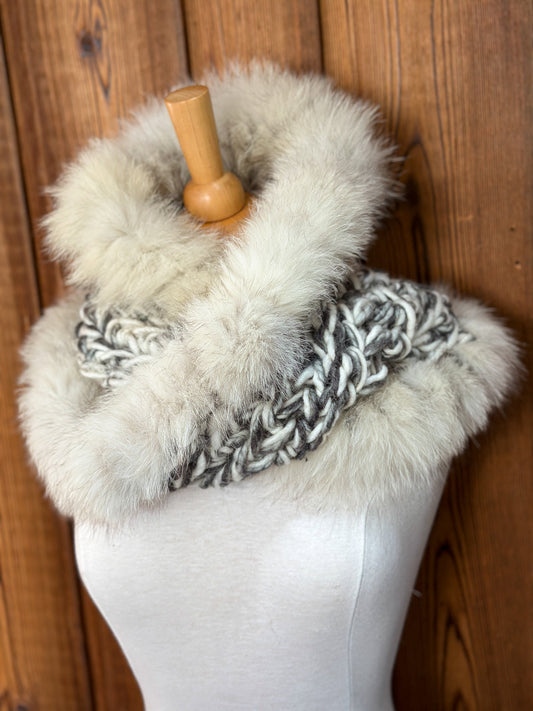 Foulard gris et crème avec fourrure recyclée Renard