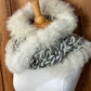 Foulard gris et crème avec fourrure recyclée Renard