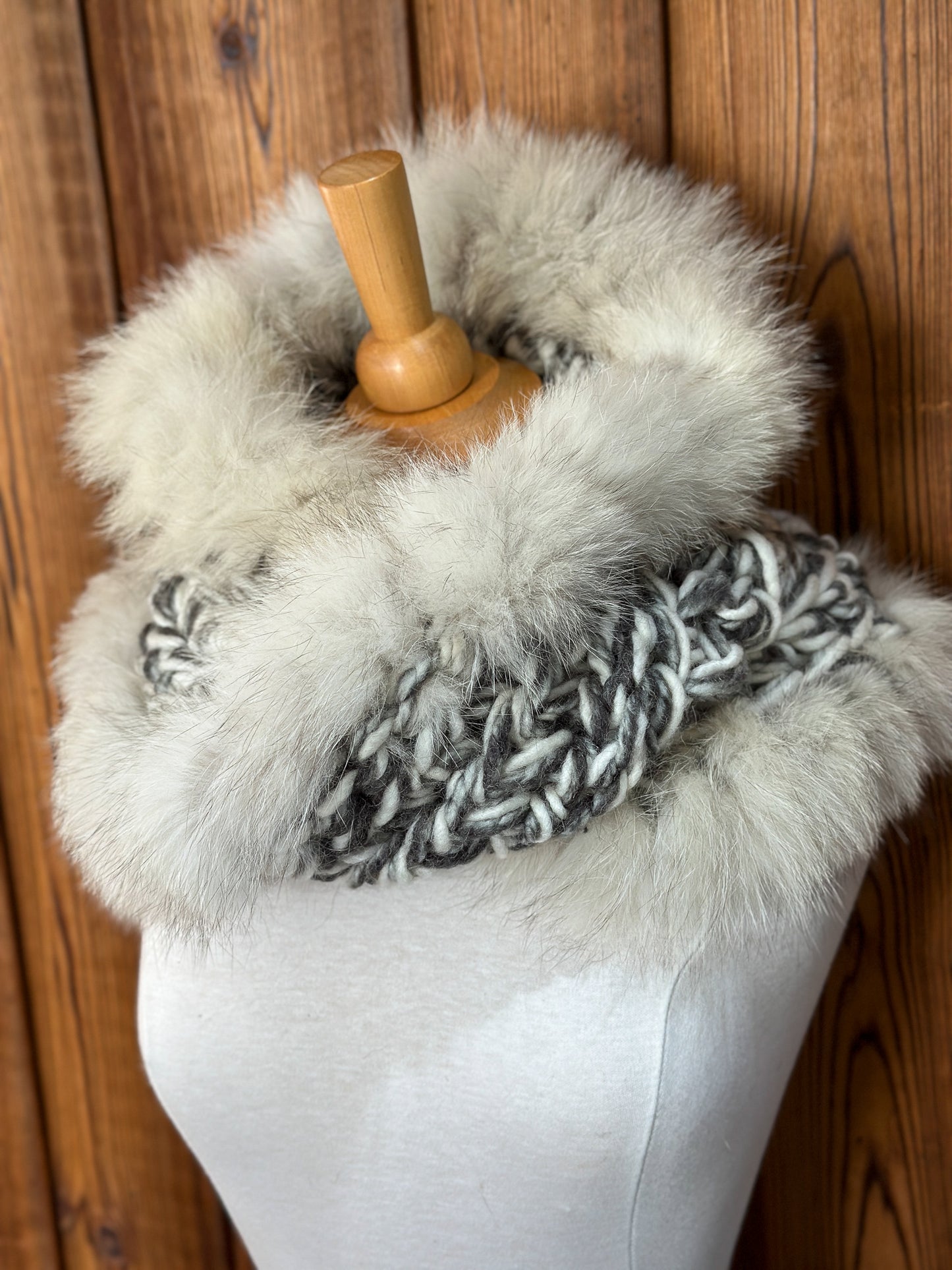 Foulard gris et crème avec fourrure recyclée Renard