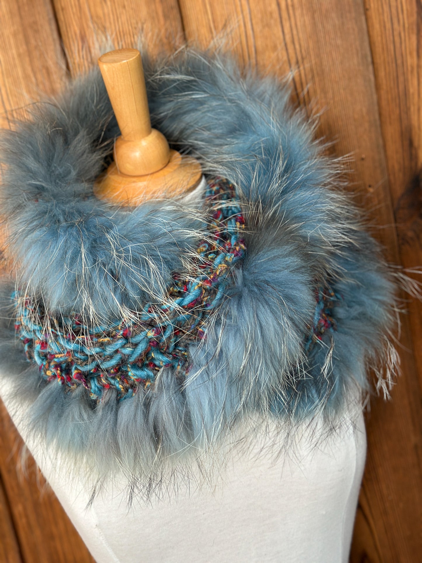 Foulard gris et turquoise avec fourrure recyclée