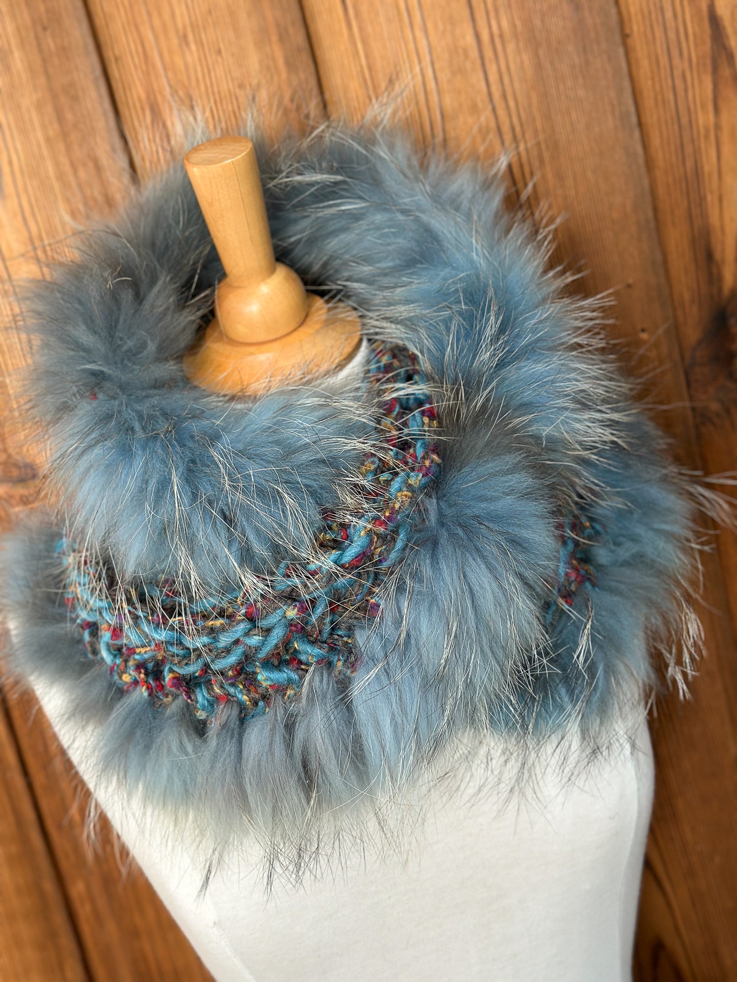 Foulard gris et turquoise avec fourrure recyclée
