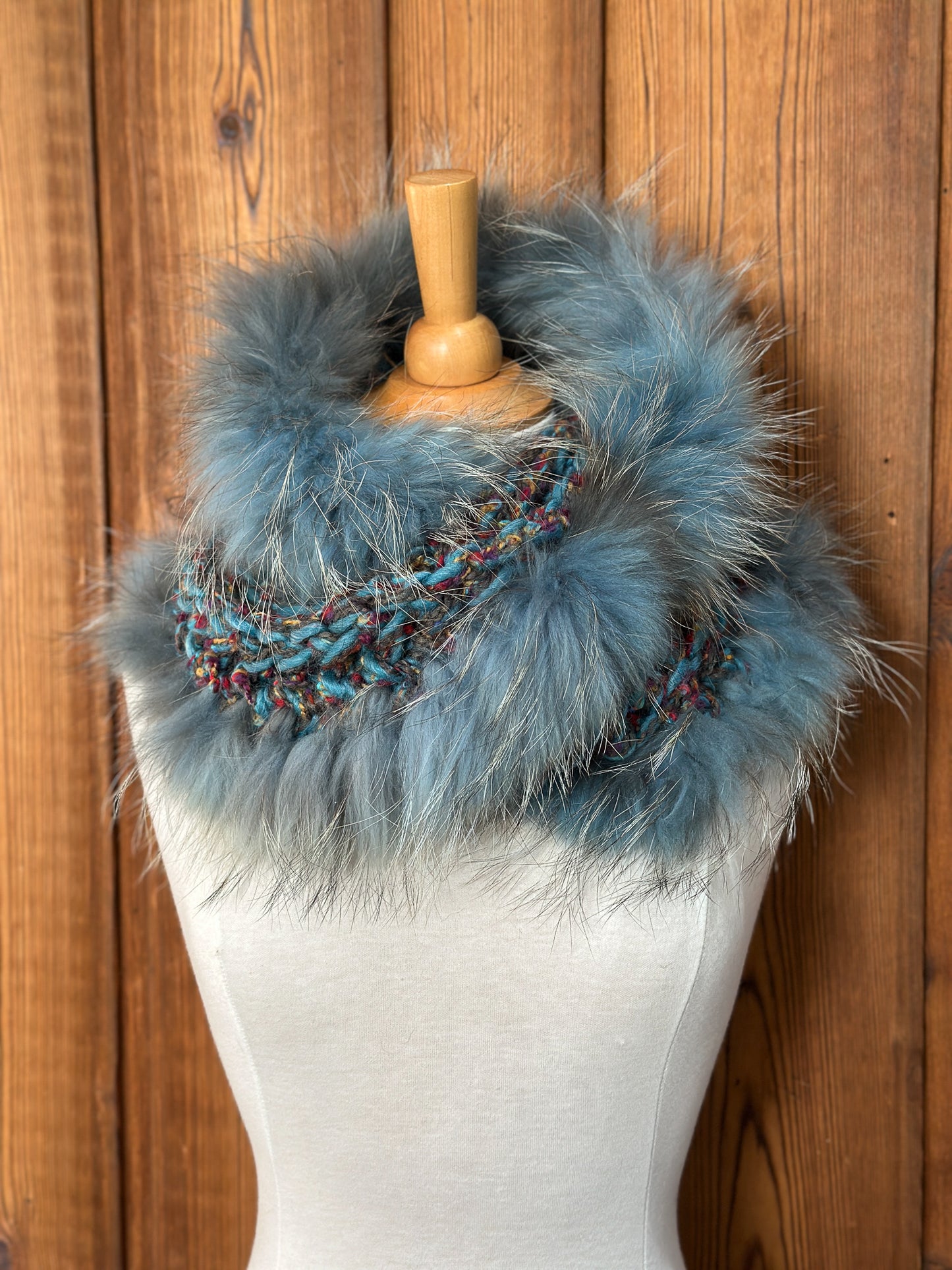 Foulard gris et turquoise avec fourrure recyclée