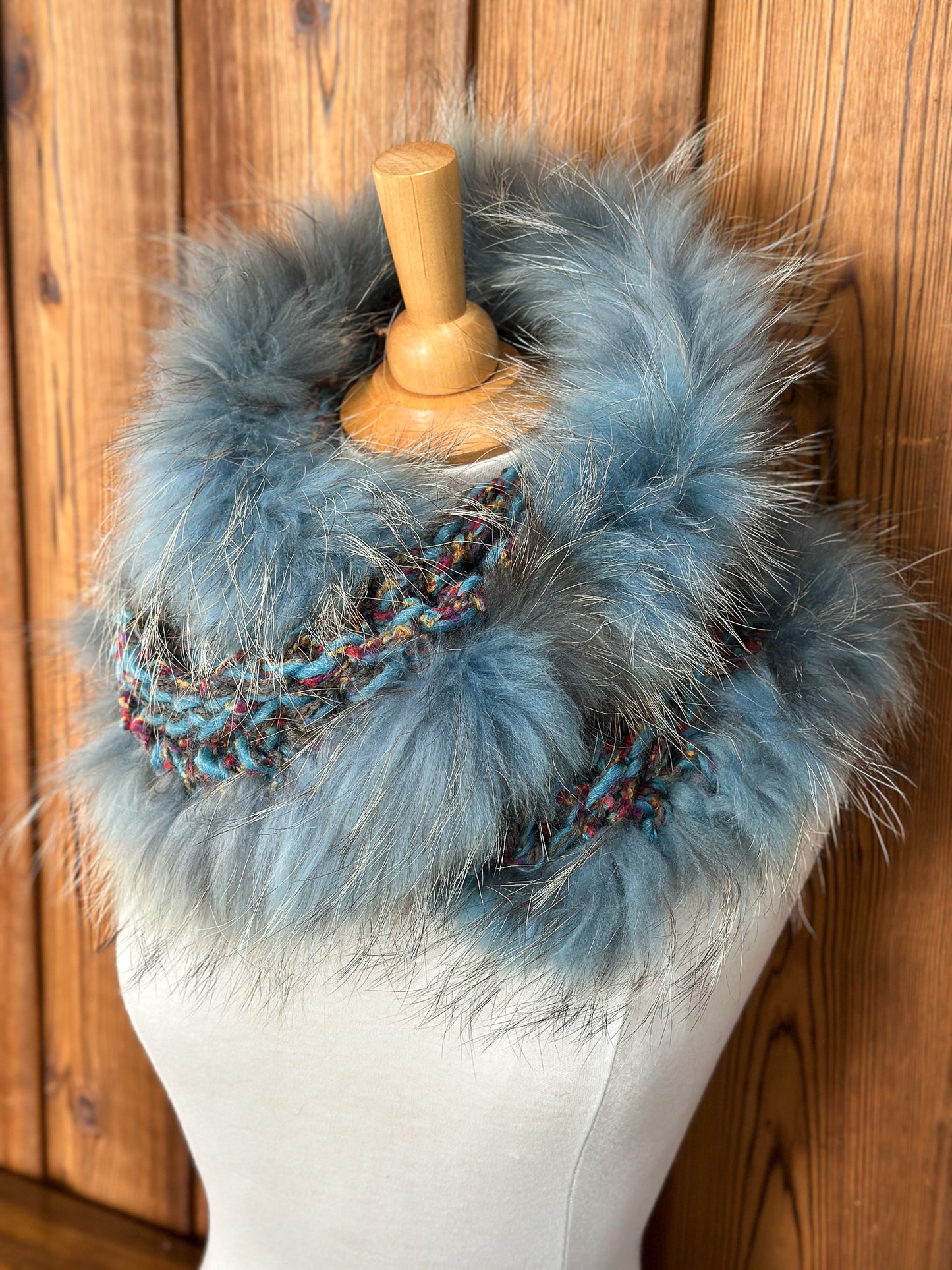 Foulard gris et turquoise avec fourrure recyclée