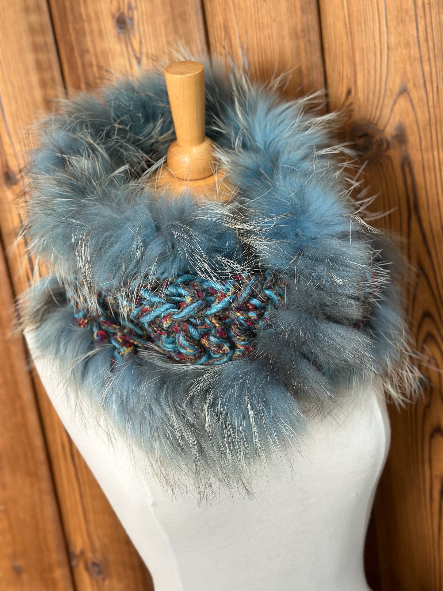 Foulard gris et turquoise avec fourrure recyclée