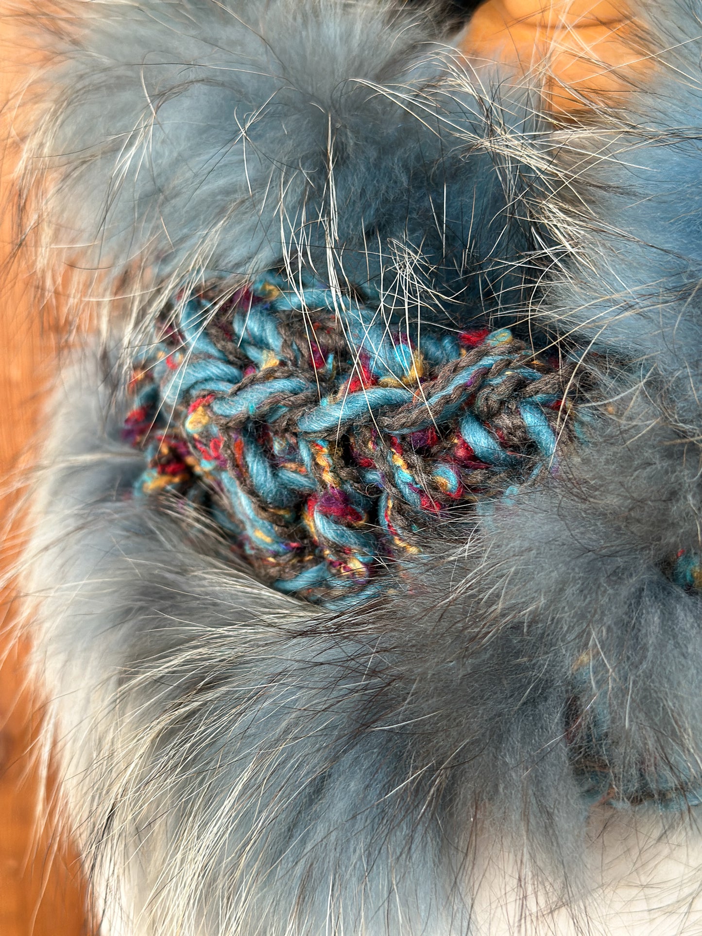 Foulard gris et turquoise avec fourrure recyclée