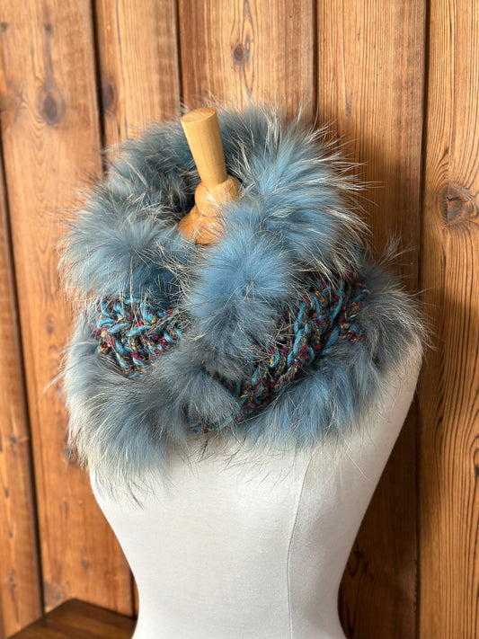Foulard gris et turquoise avec fourrure recyclée