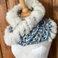Foulard bleu et crème avec fourrure recyclée Renard