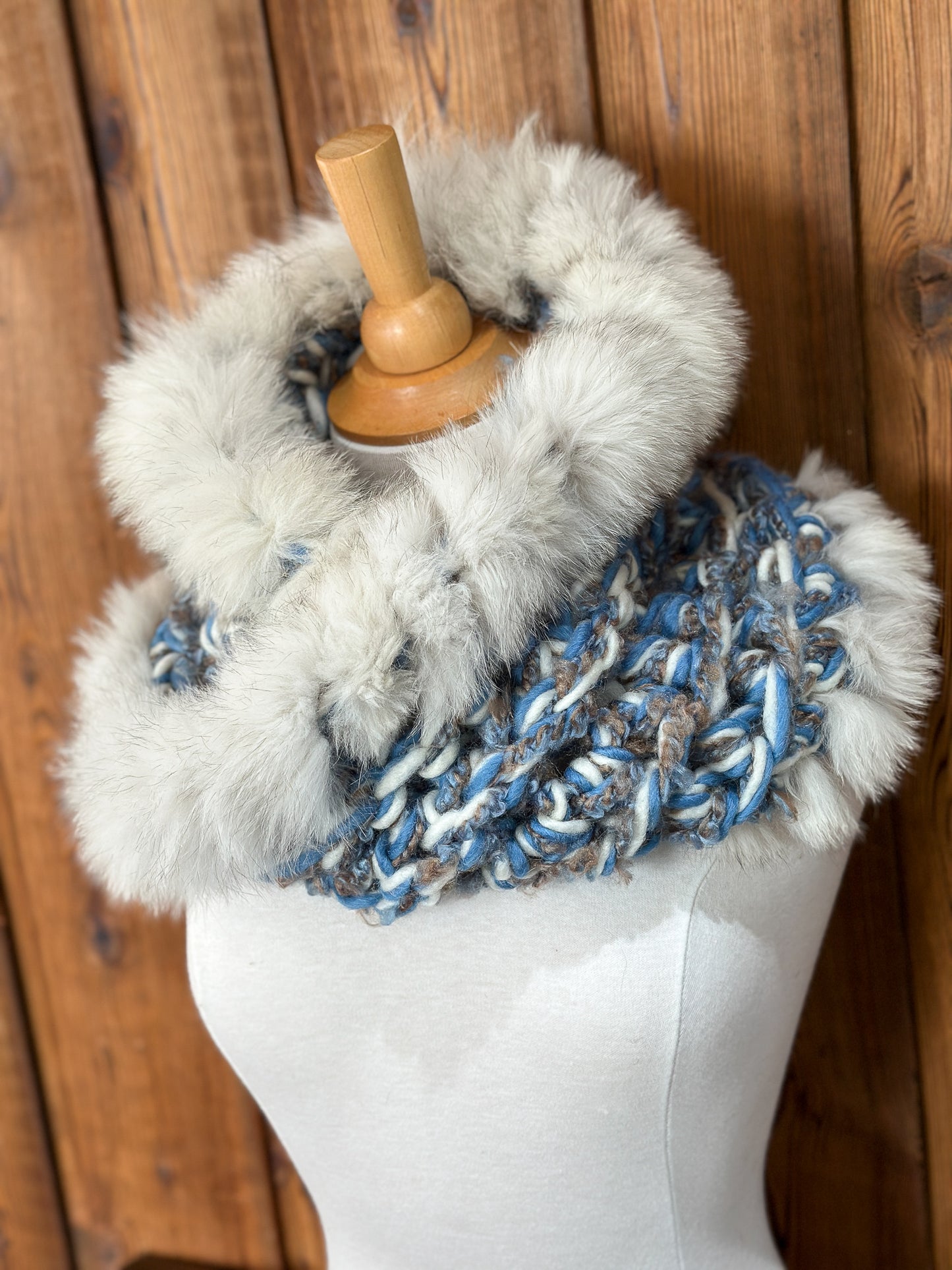 Foulard bleu et crème avec fourrure recyclée Renard