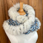 Foulard bleu et crème avec fourrure recyclée Renard