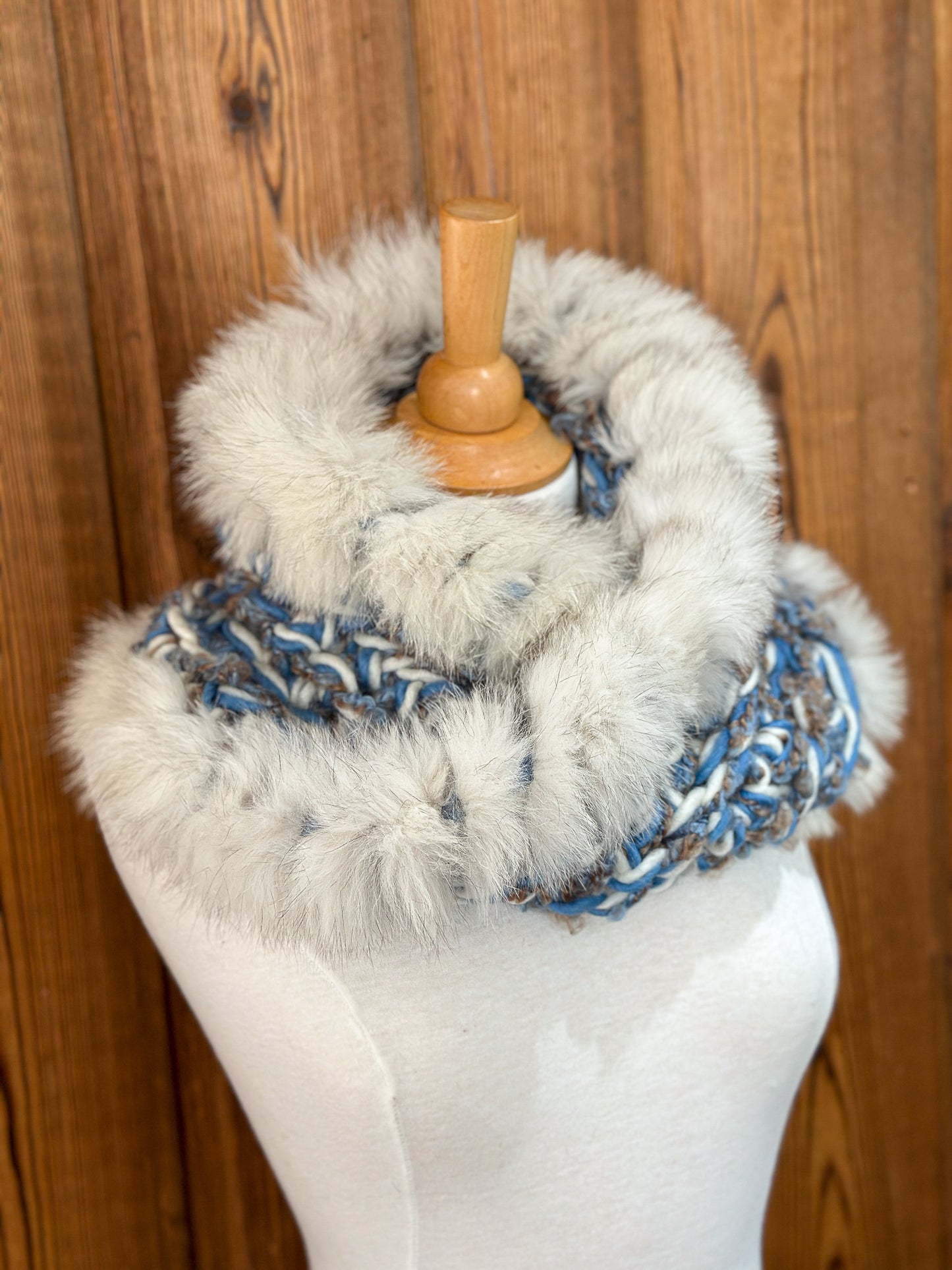 Foulard bleu et crème avec fourrure recyclée Renard