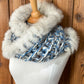 Foulard bleu et crème avec fourrure recyclée Renard