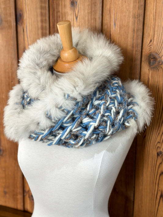 Foulard bleu et crème avec fourrure recyclée Renard