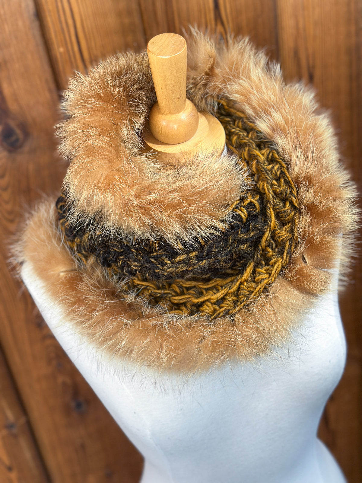 Foulard jaune et noir avec torsade fourrure recyclée