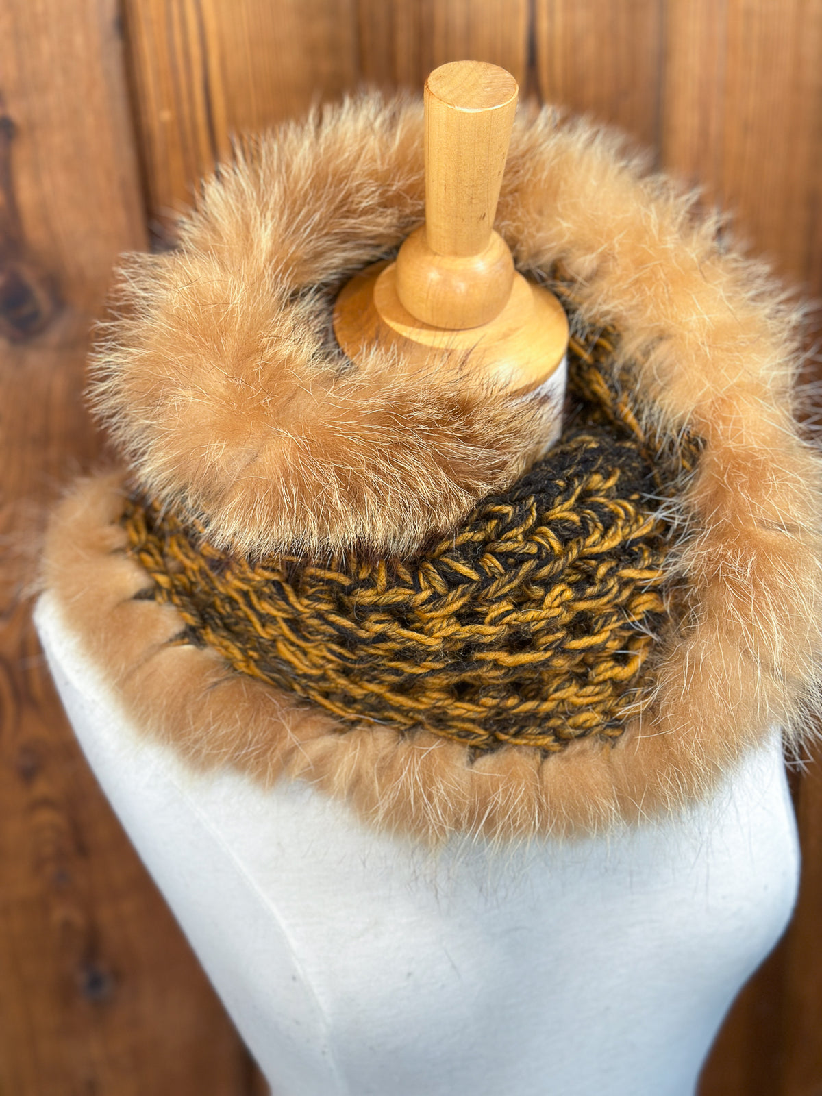 Foulard jaune et noir avec torsade fourrure recyclée