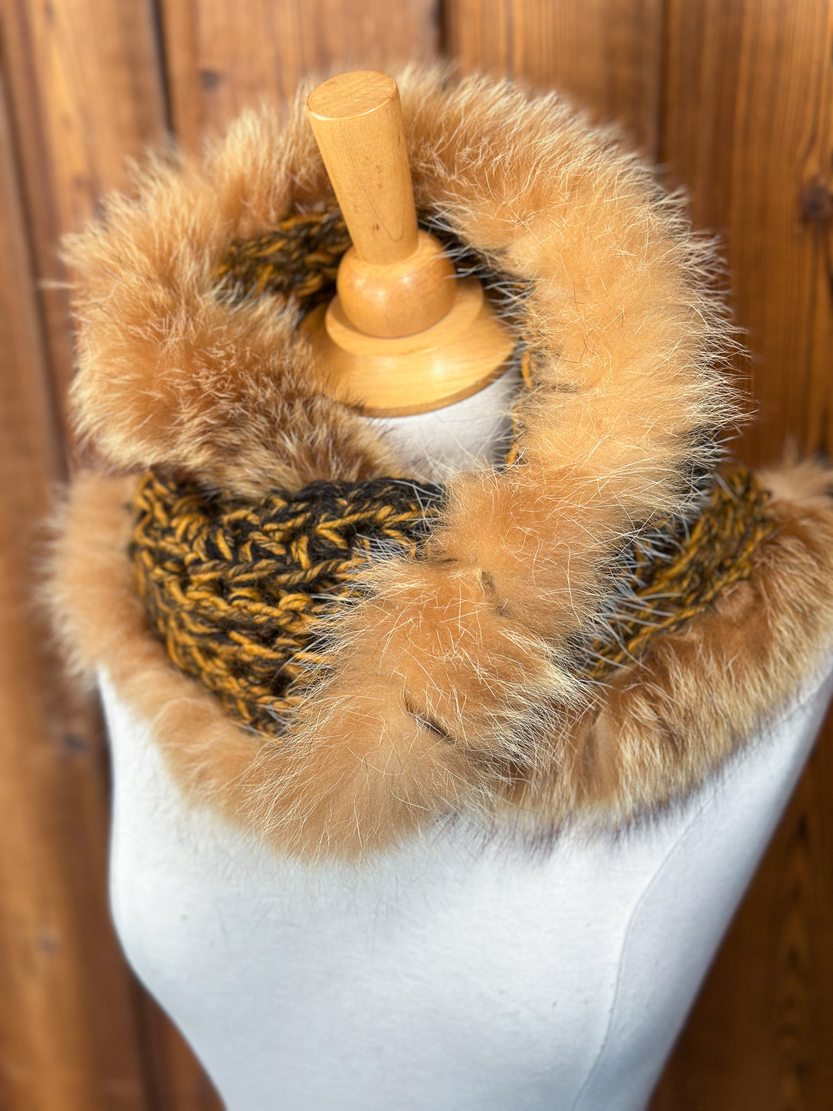 Foulard jaune et noir avec torsade fourrure recyclée