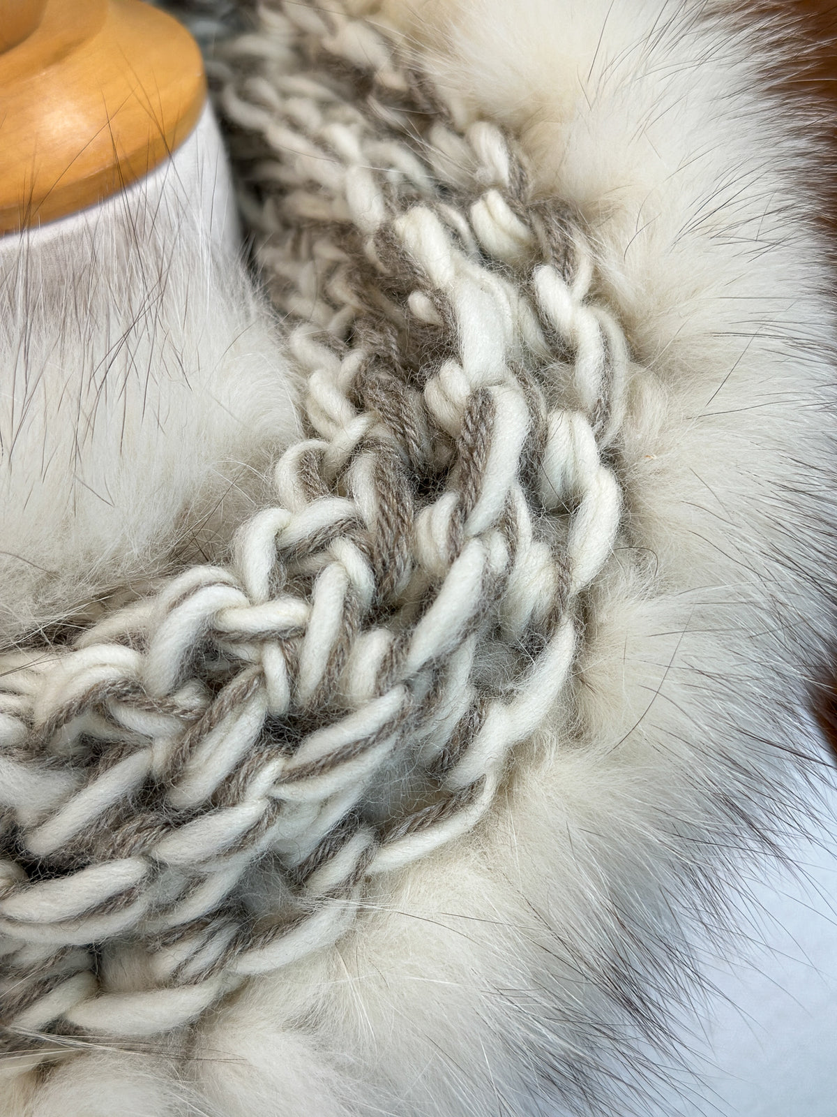 Foulard beige et taupe avec fourrure recyclée - Crème
