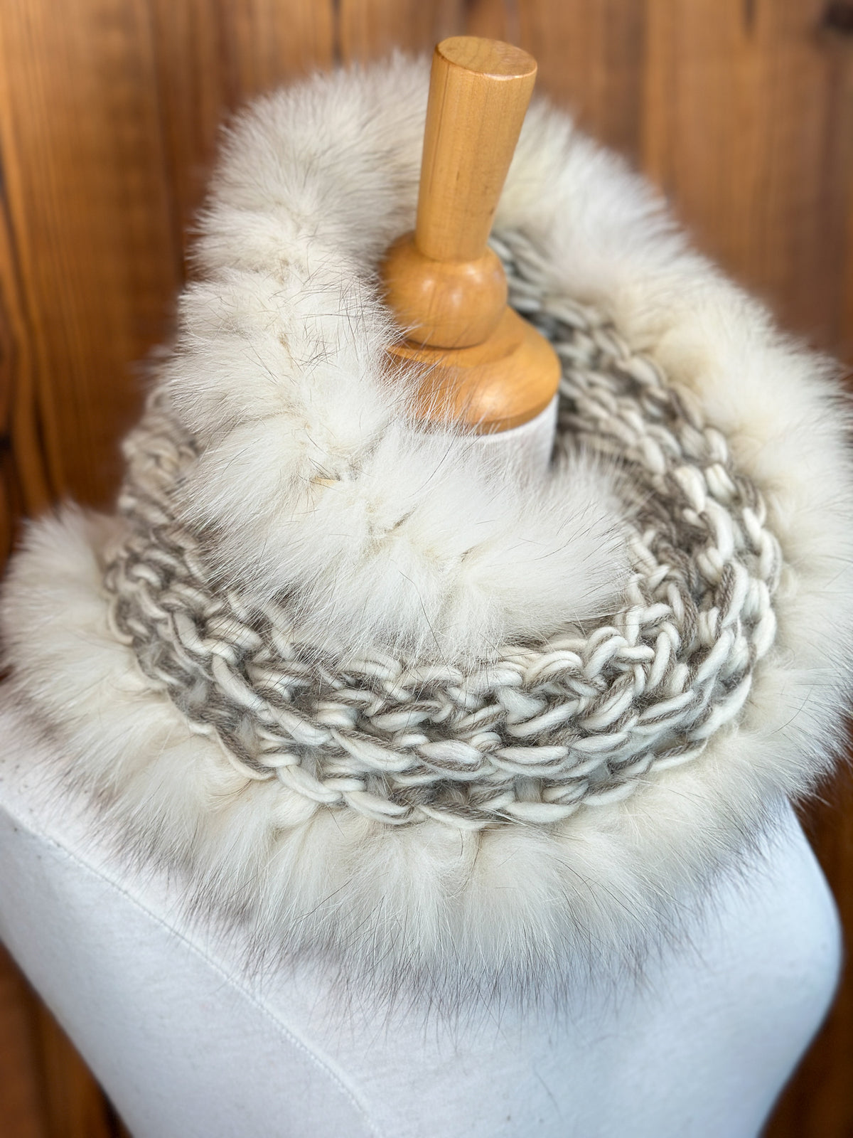 Foulard beige et taupe avec fourrure recyclée - Crème