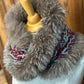 Foulard Rouge et gris avec torsade et fourrure recyclée - Renard