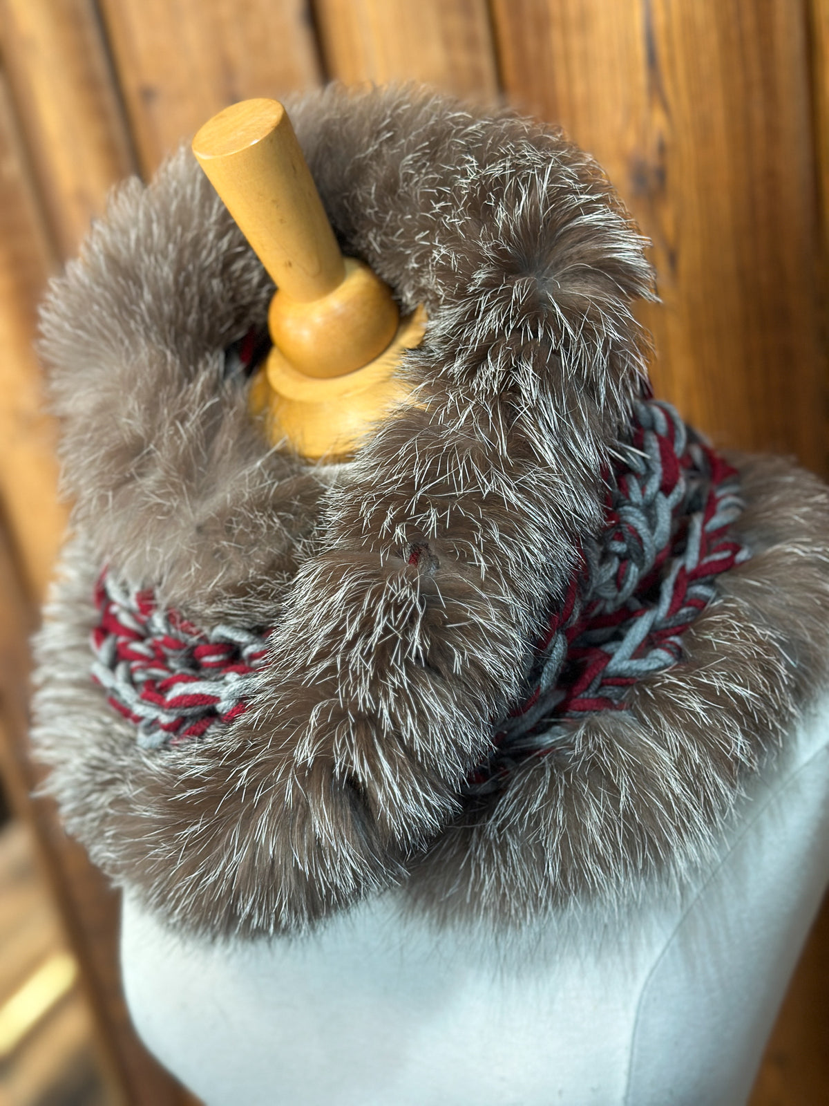 Foulard Rouge et gris avec torsade et fourrure recyclée - Renard