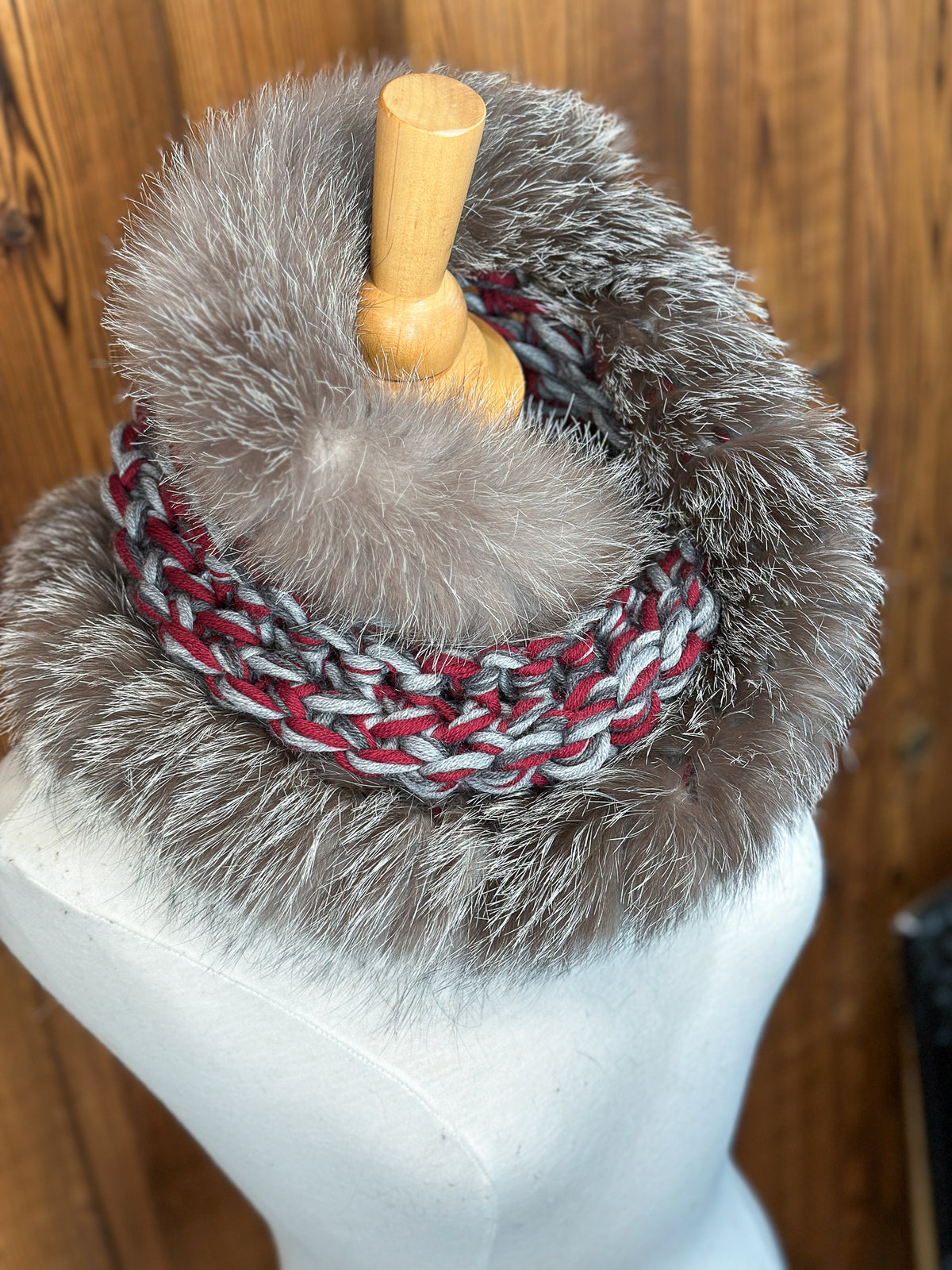 Foulard Rouge et gris avec torsade et fourrure recyclée - Renard