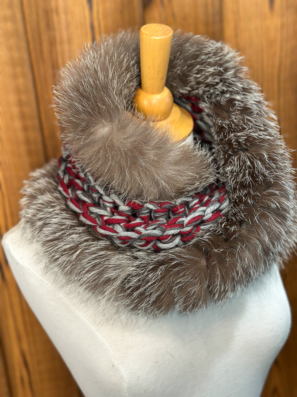 Foulard Rouge et gris avec torsade et fourrure recyclée - Renard