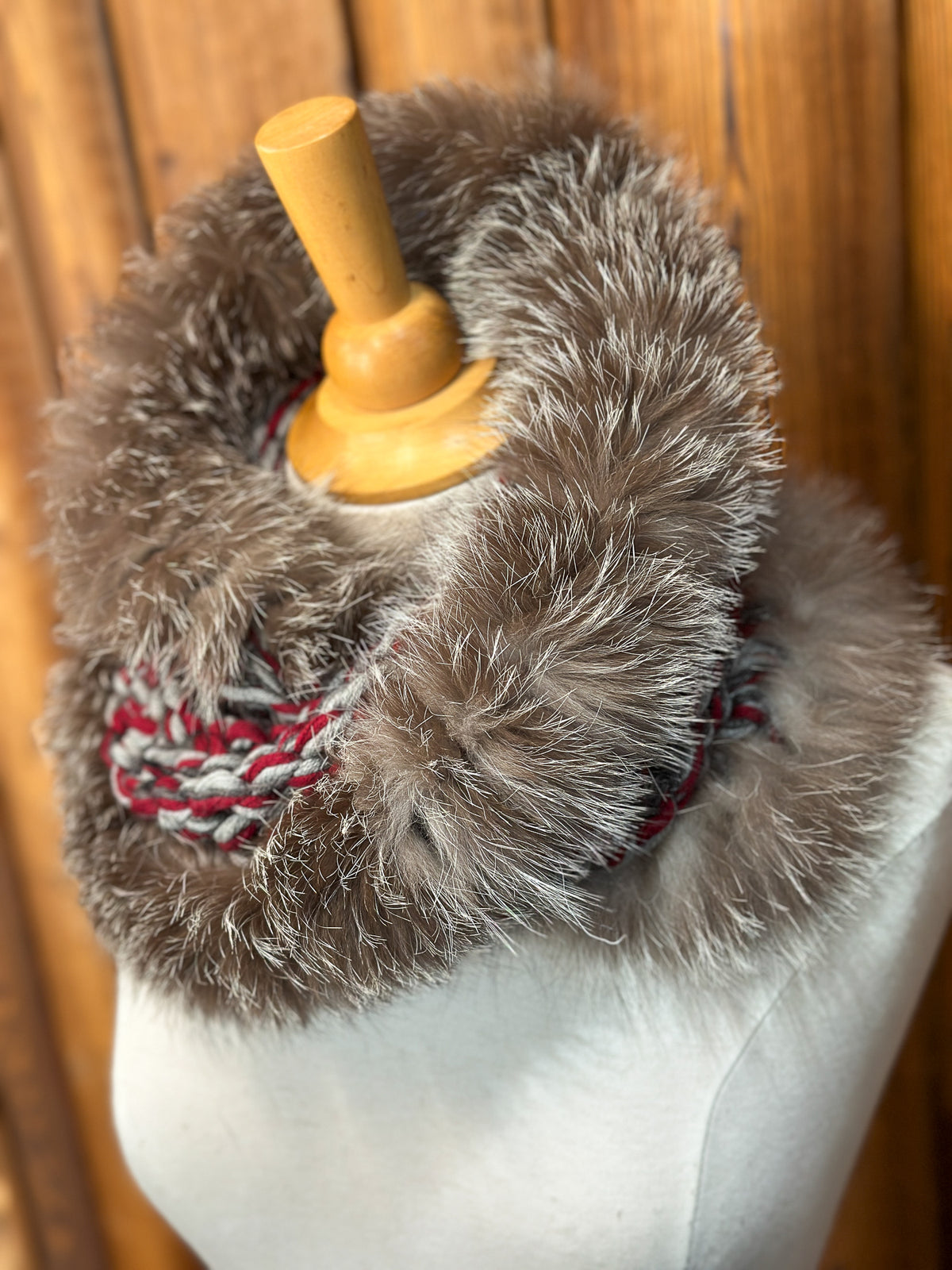 Foulard Rouge et gris avec torsade et fourrure recyclée - Renard