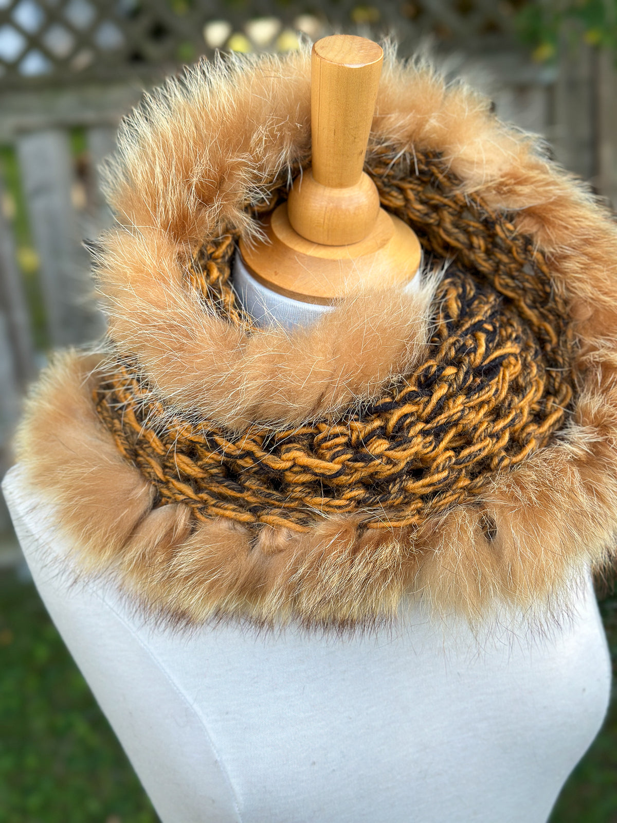 Foulard jaune et noir avec torsade fourrure recyclée