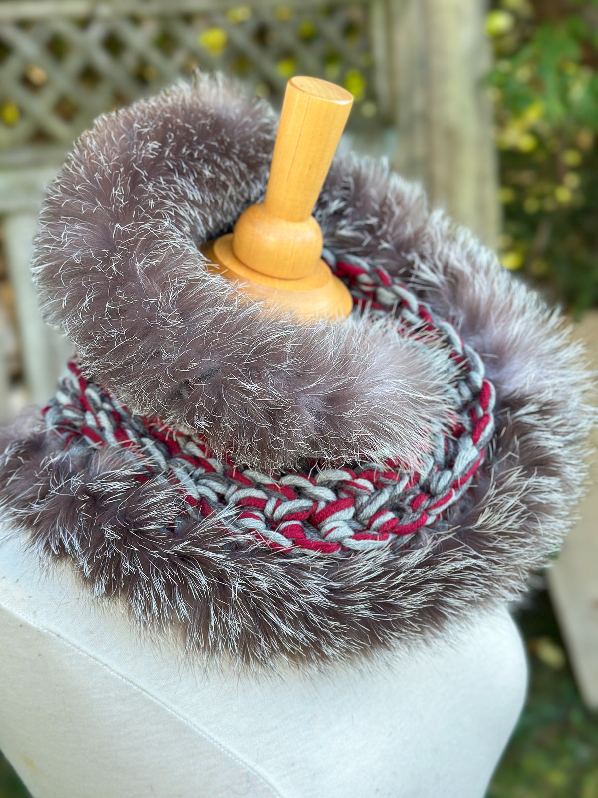 Foulard Rouge et gris avec torsade et fourrure recyclée - Renard