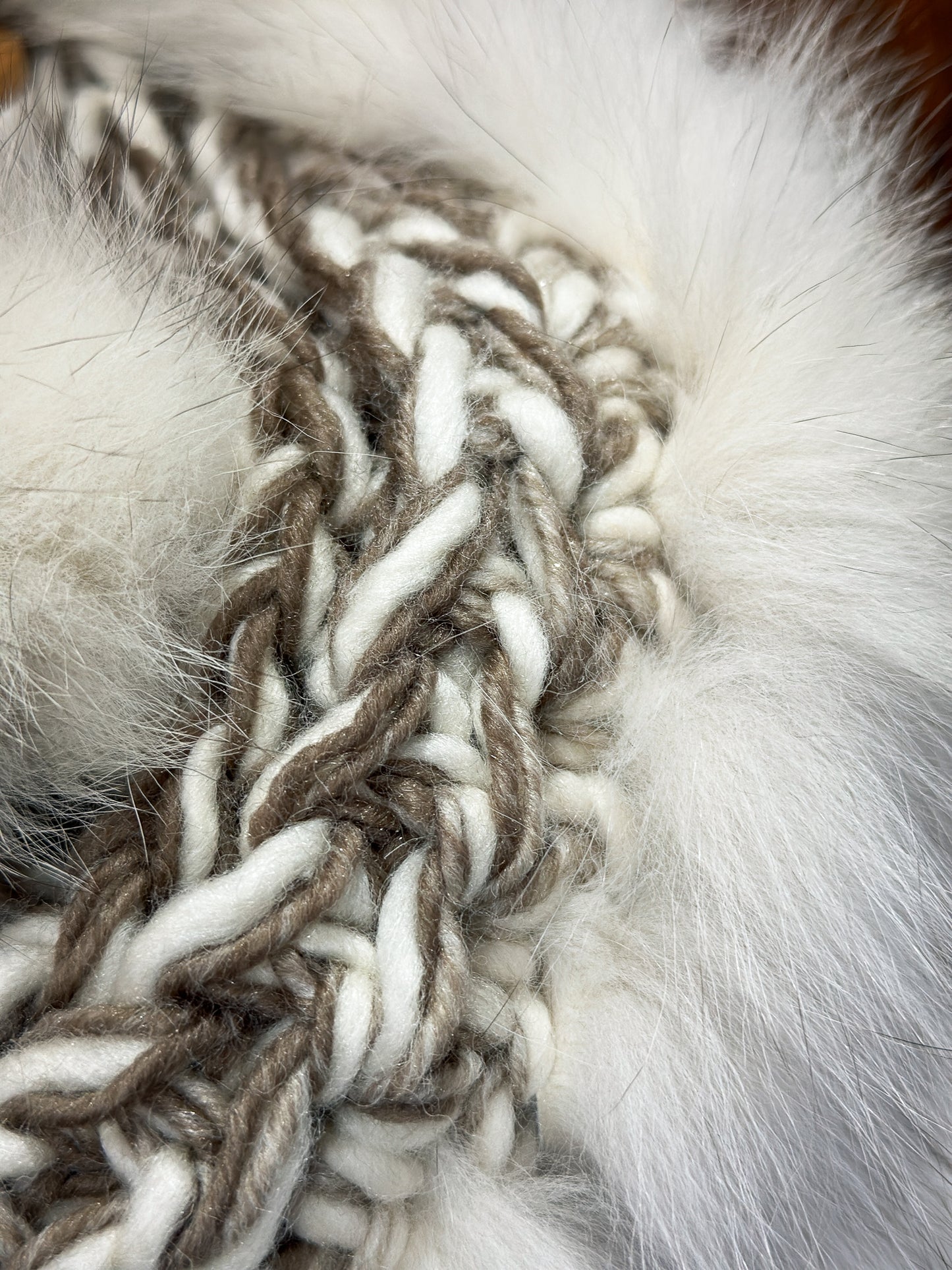 Foulard beige et taupe avec fourrure recyclée - Renard