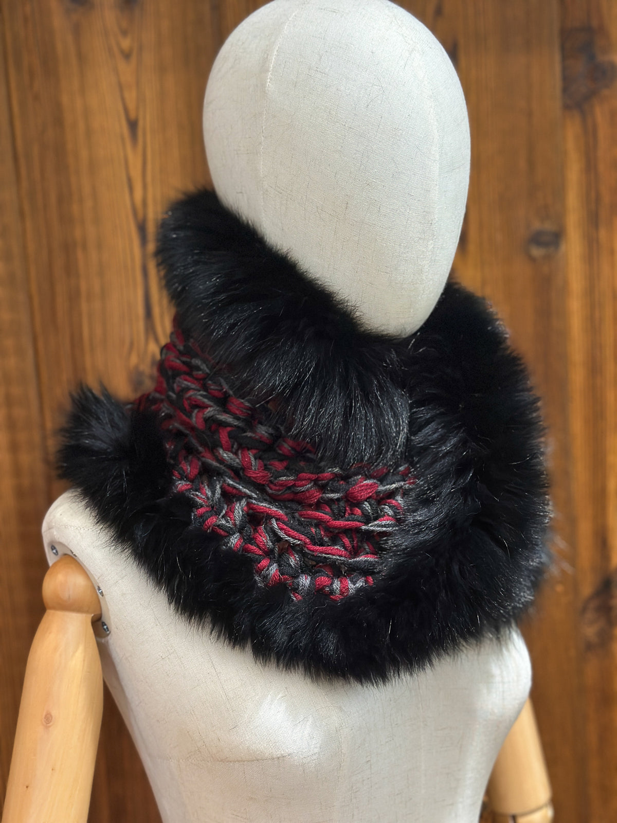Foulard Rouge et noir avec torsade et fourrure recyclée