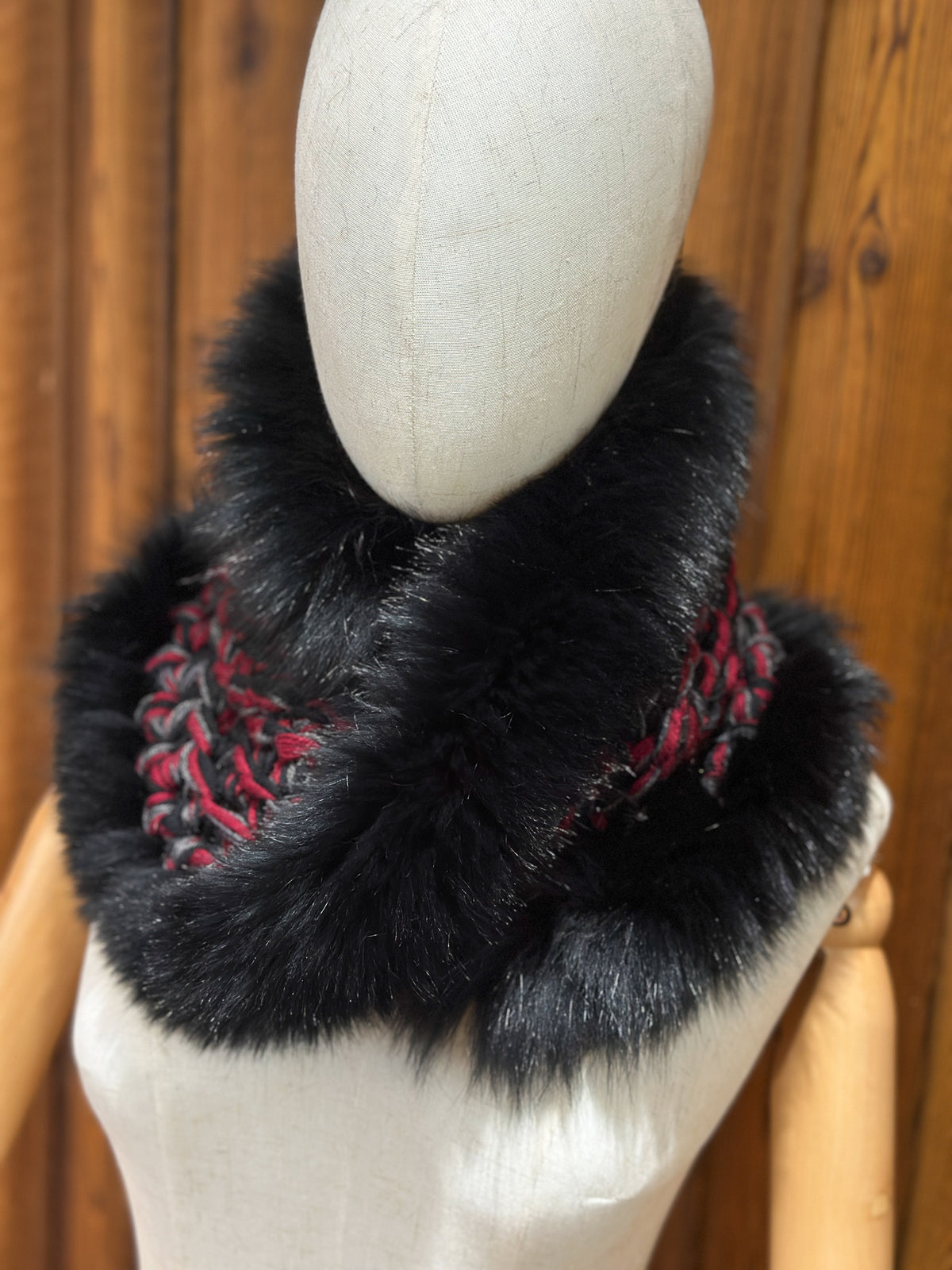 Foulard Rouge et noir avec torsade et fourrure recyclée