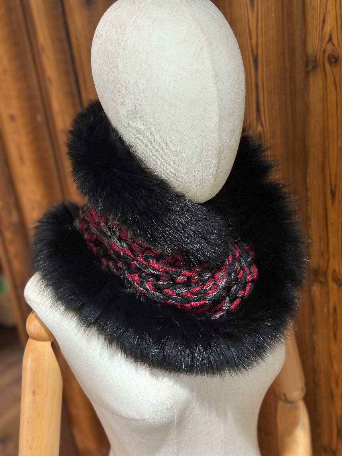 Foulard Rouge et noir avec torsade et fourrure recyclée