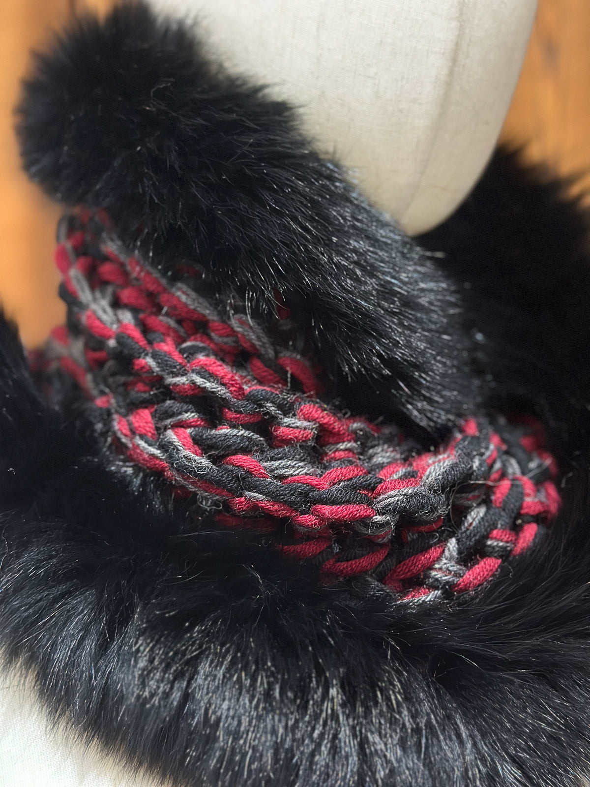 Foulard Rouge et noir avec torsade et fourrure recyclée