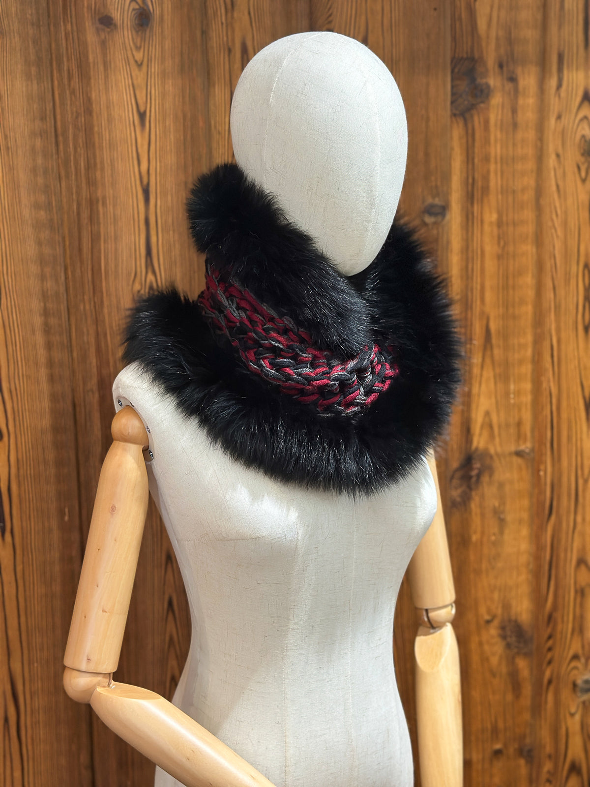 Foulard Rouge et noir avec torsade et fourrure recyclée