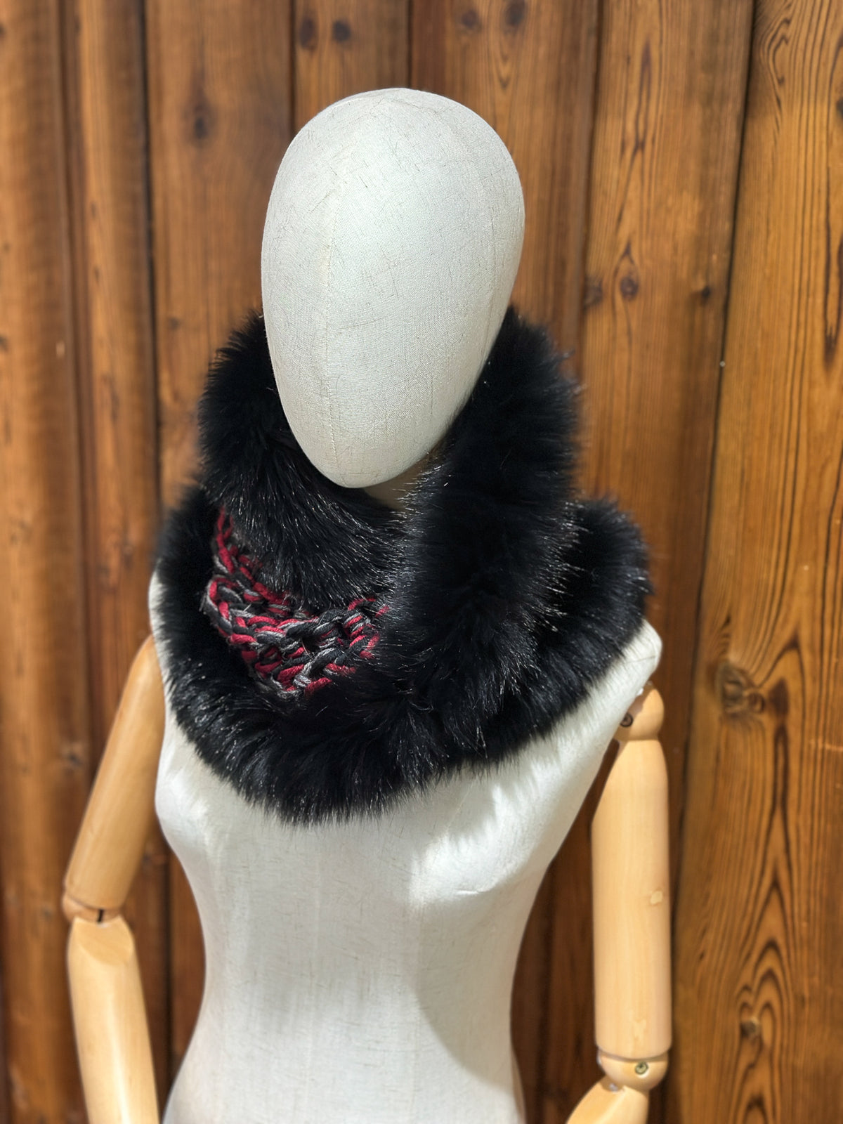 Foulard Rouge et noir avec torsade et fourrure recyclée