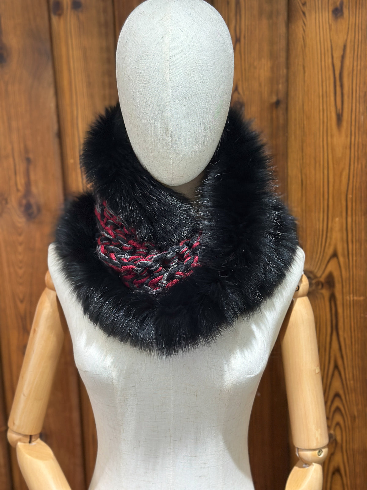 Foulard Rouge et noir avec torsade et fourrure recyclée