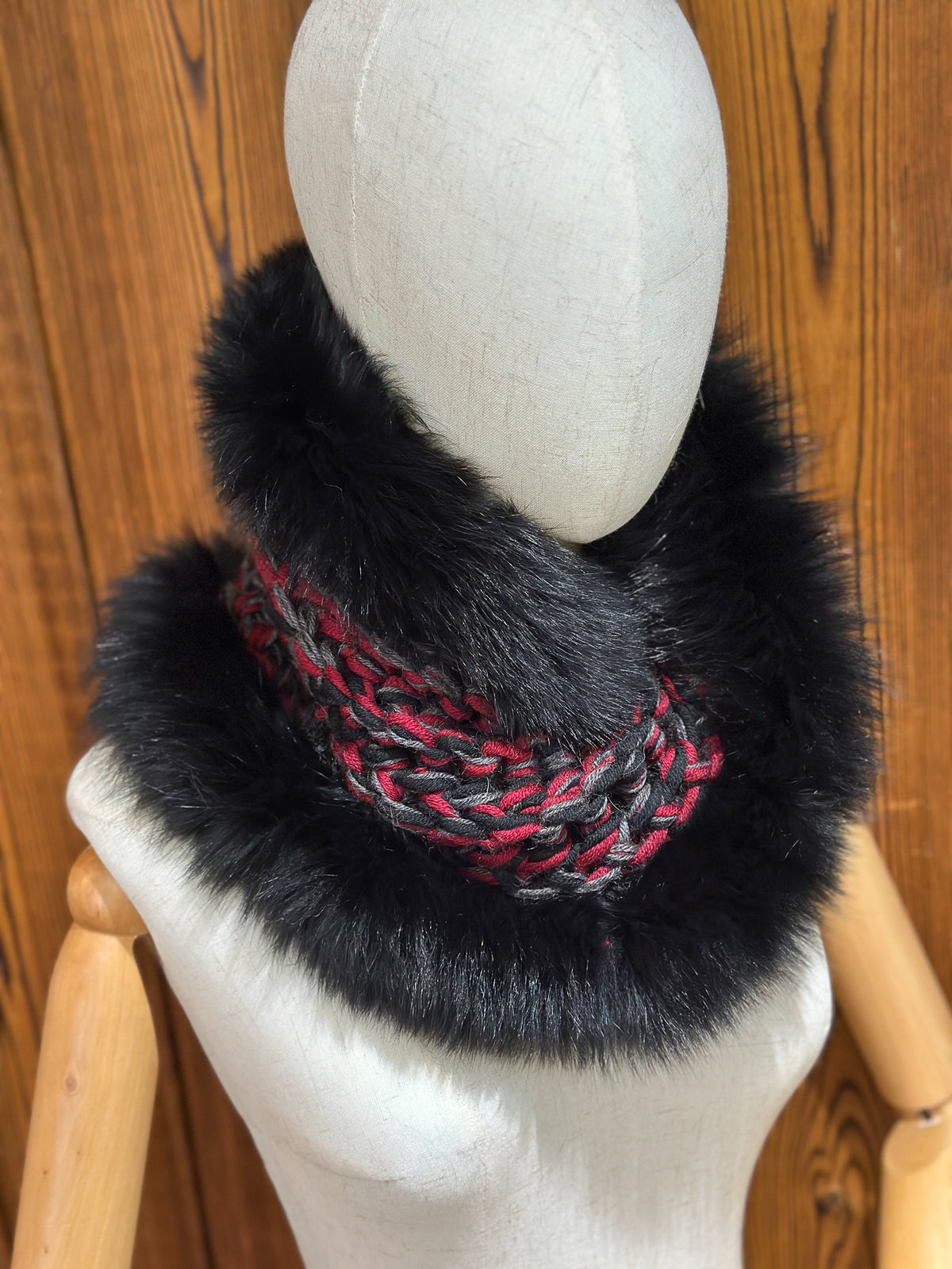 Foulard Rouge et noir avec torsade et fourrure recyclée