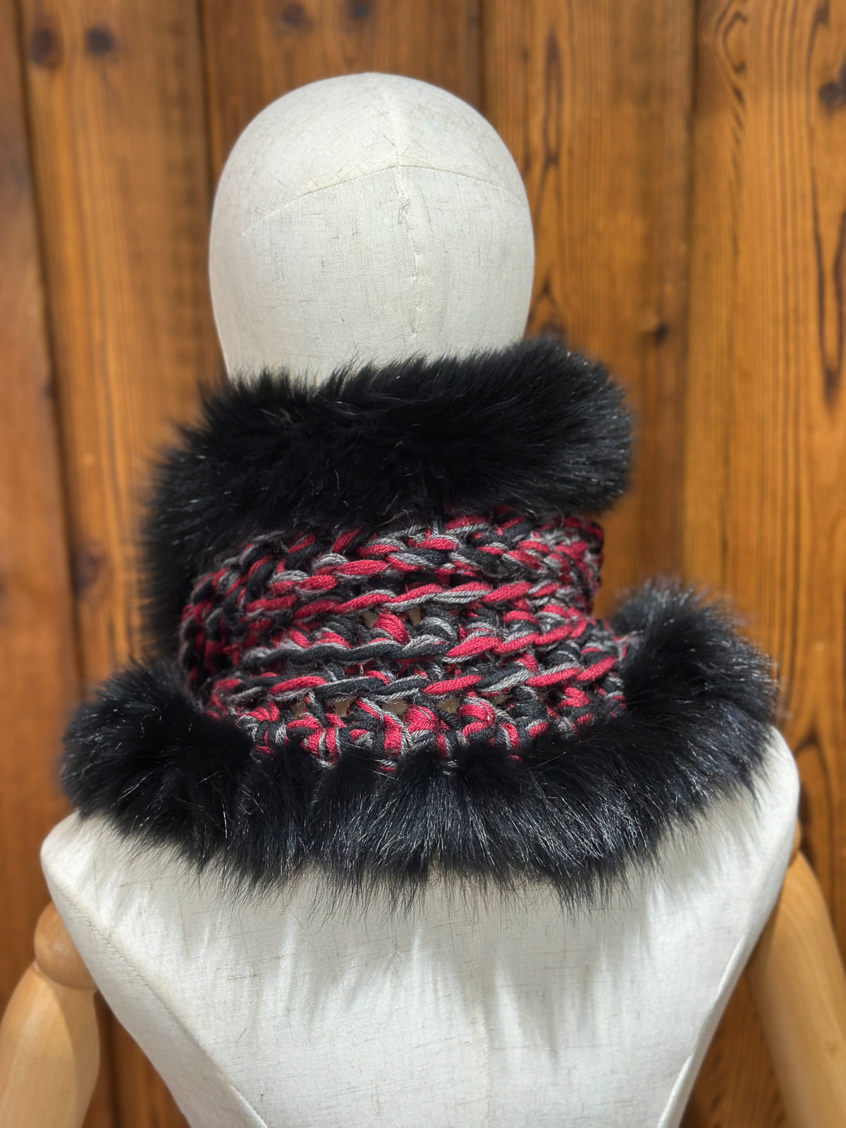 Foulard Rouge et noir avec torsade et fourrure recyclée