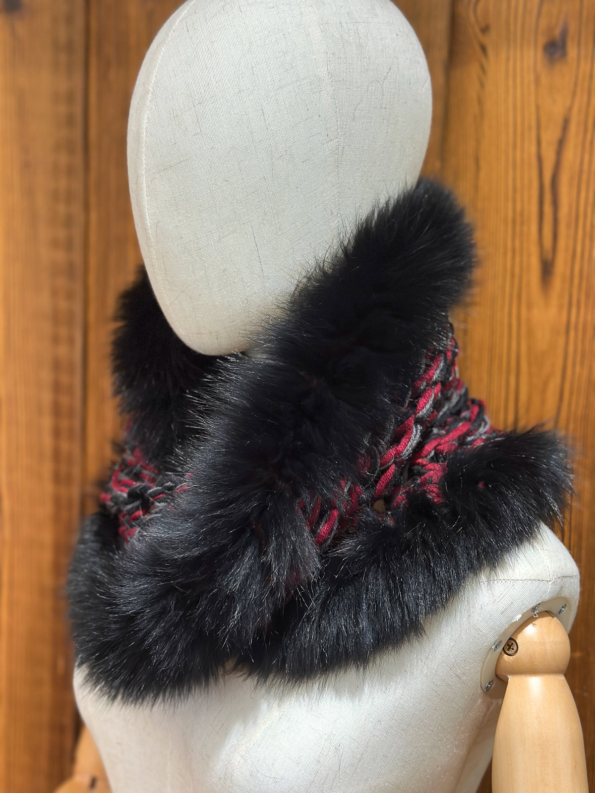 Foulard Rouge et noir avec torsade et fourrure recyclée