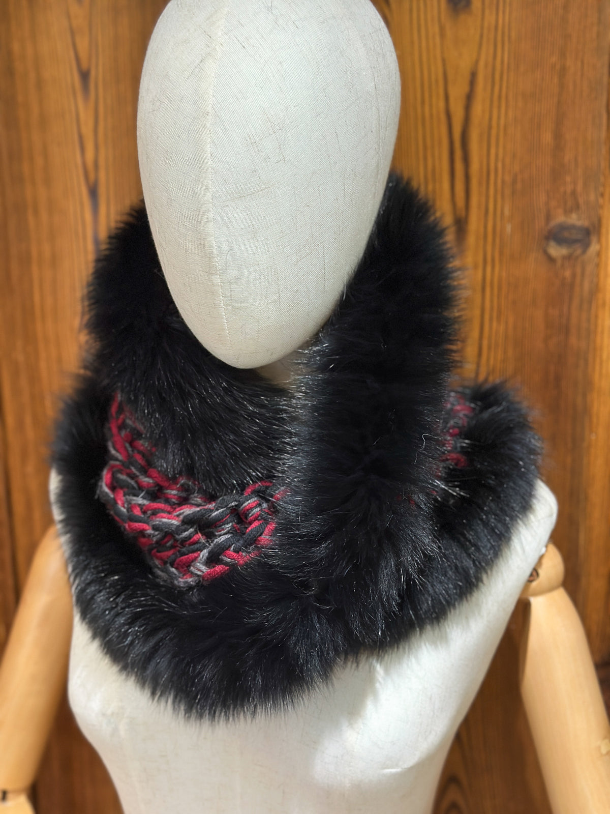 Foulard Rouge et noir avec torsade et fourrure recyclée