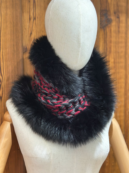 Foulard Rouge et noir avec torsade et fourrure recyclée