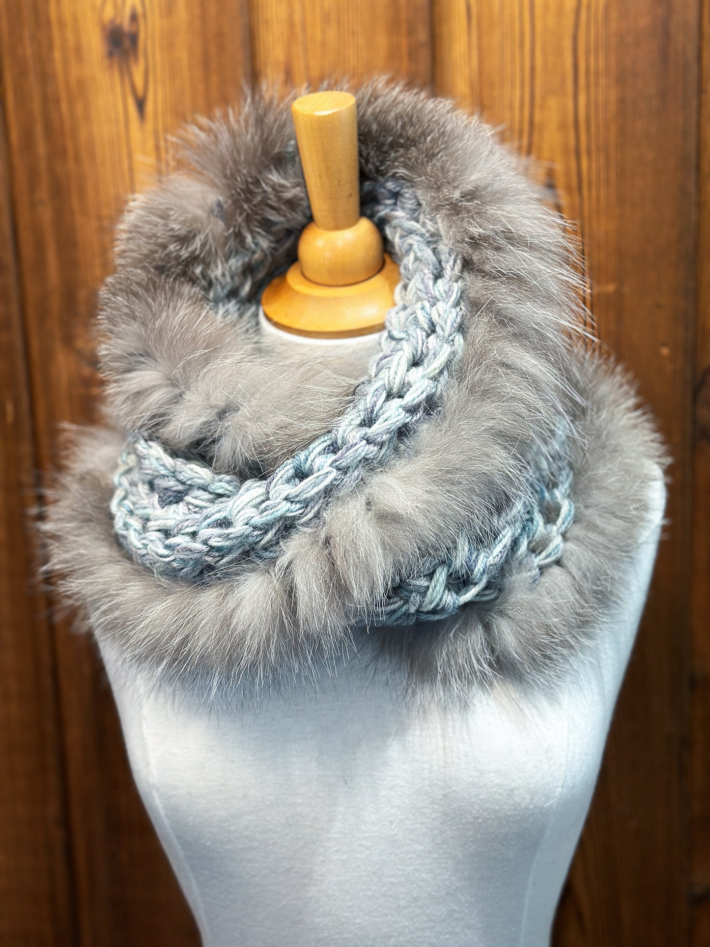 Foulard  Gris et Mauve avec fourrure recyclée