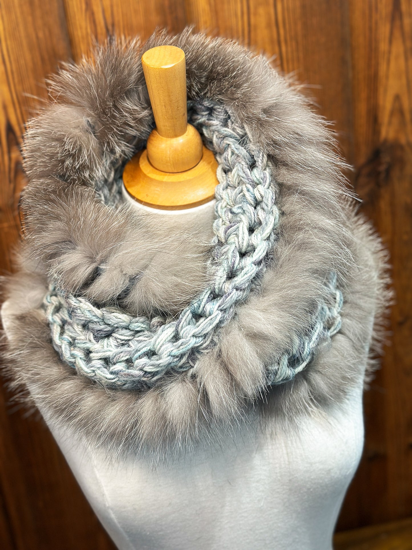 Foulard  Gris et Mauve avec fourrure recyclée